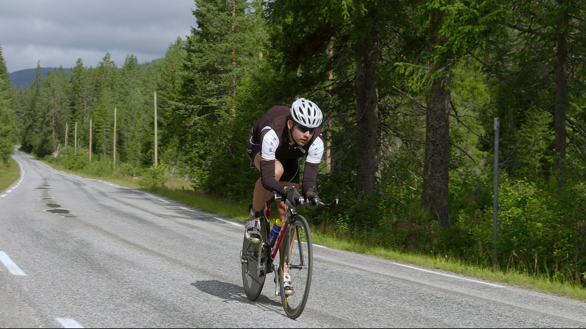 莱昂·马尔尚用坚韧精神征服赛场挑战，豪尔赫·莱昂马丁内斯